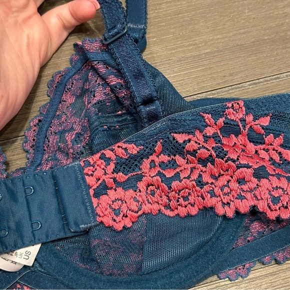 Wacoal 65191 Embrace Lace Underwire Bra - Picture 5 of 8